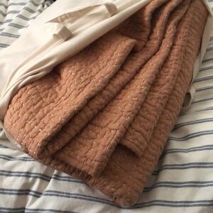 Coyuchi full/queen pebbled hand stitched quilt